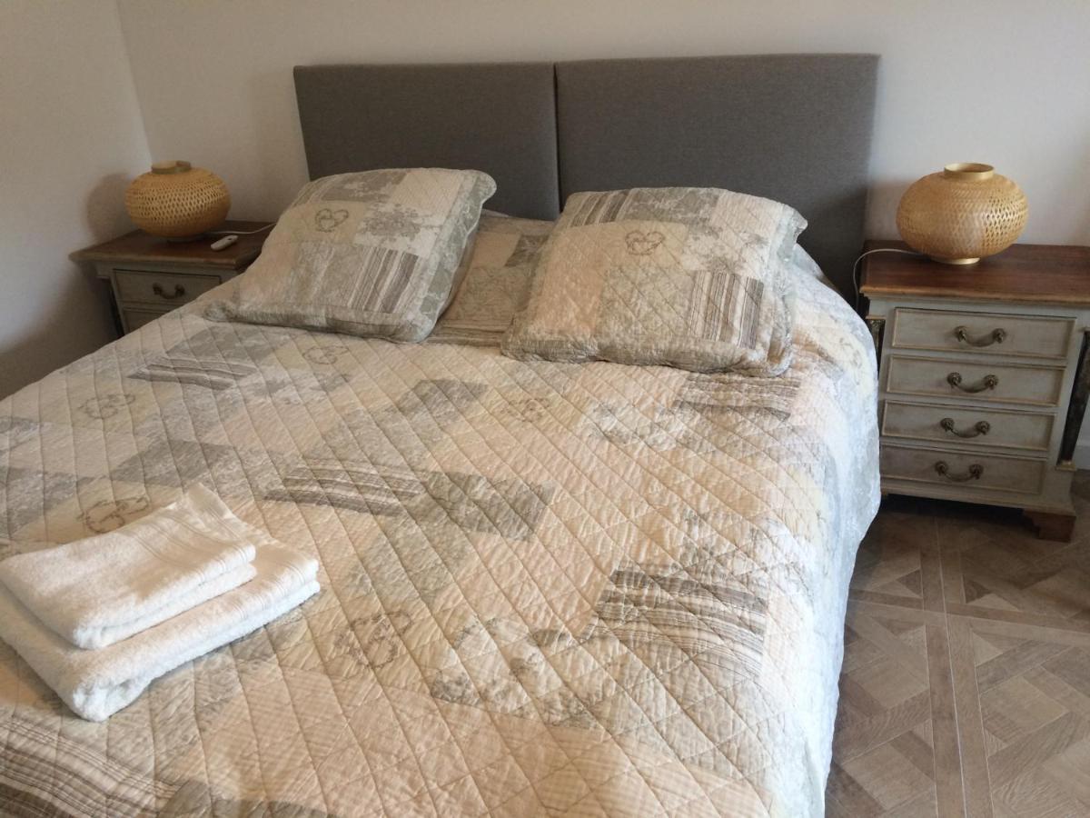 Les 3 Pigeons Hotel Bressuire Bagian luar foto