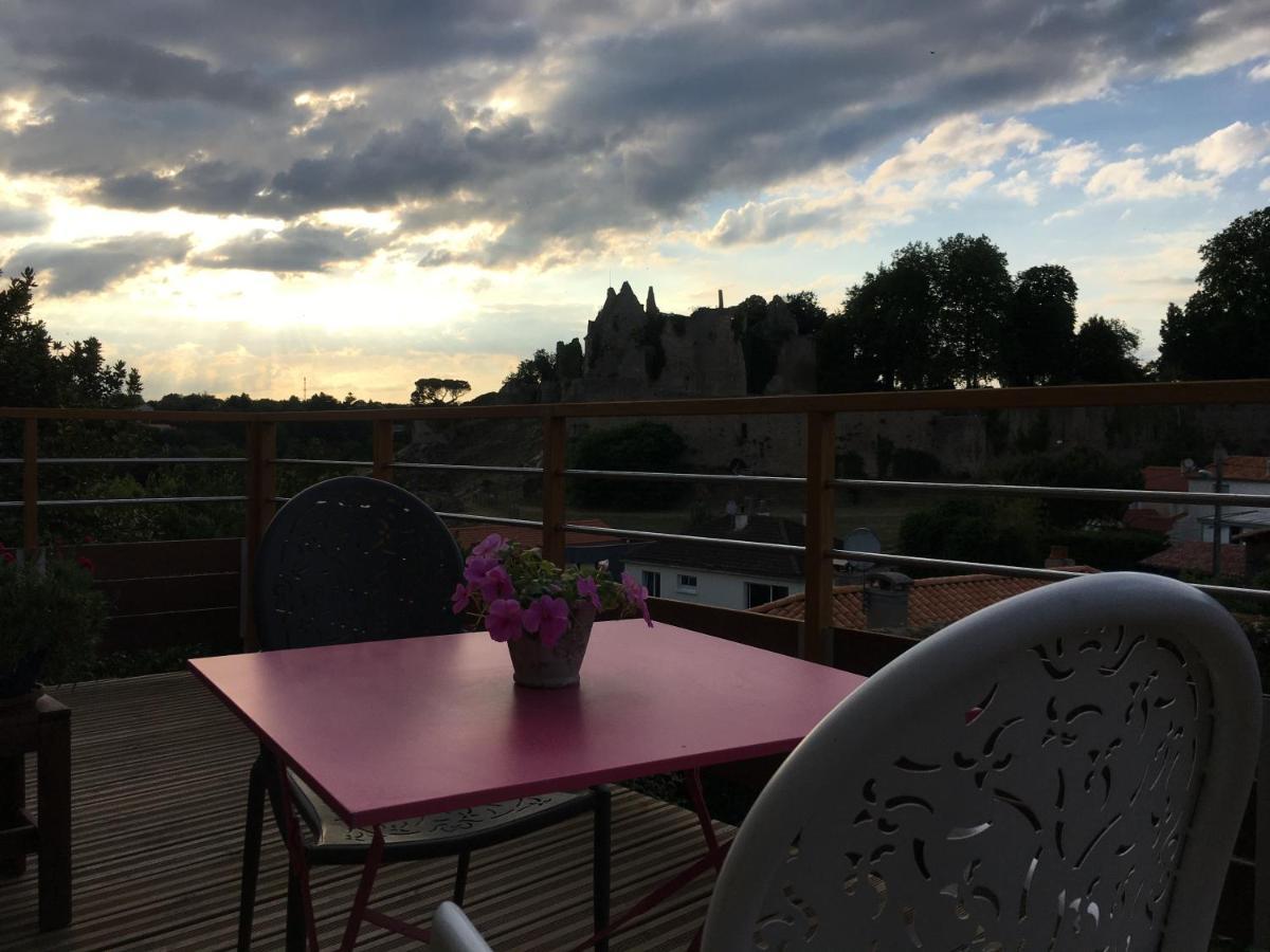 Les 3 Pigeons Hotel Bressuire Bagian luar foto