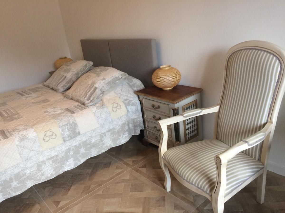 Les 3 Pigeons Hotel Bressuire Bagian luar foto